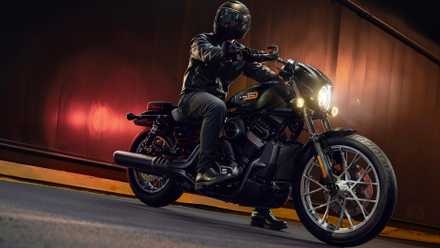 Piloto em uma Harley-Davidson Nightster Special preta 2026