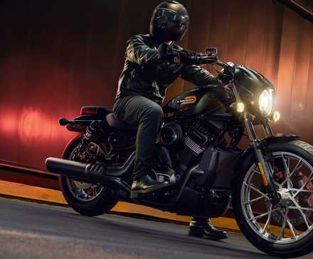 Piloto em uma Harley-Davidson Nightster Special preta 2026