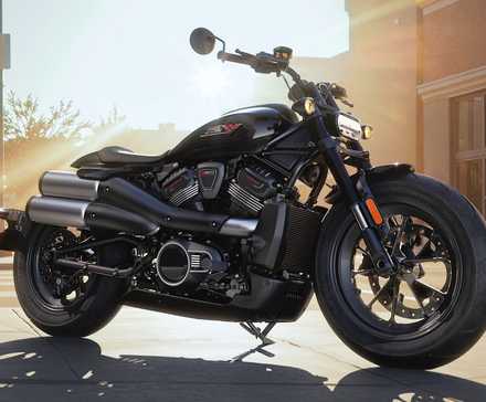2026 Harley-Davidson Sportster S estacionada no centro da cidade