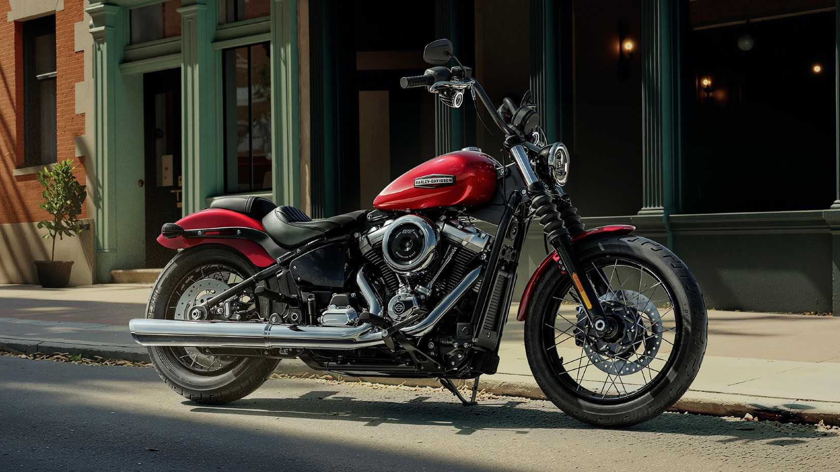 Vista lateral vermelha da Harley-Davidson Street Bob 2026