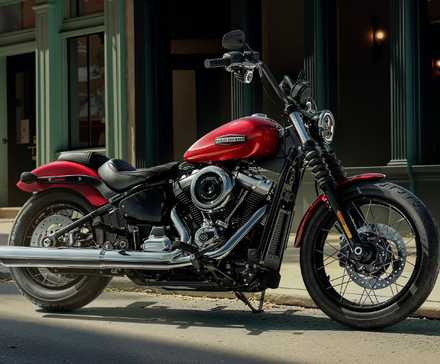 Vista lateral vermelha da Harley-Davidson Street Bob 2026