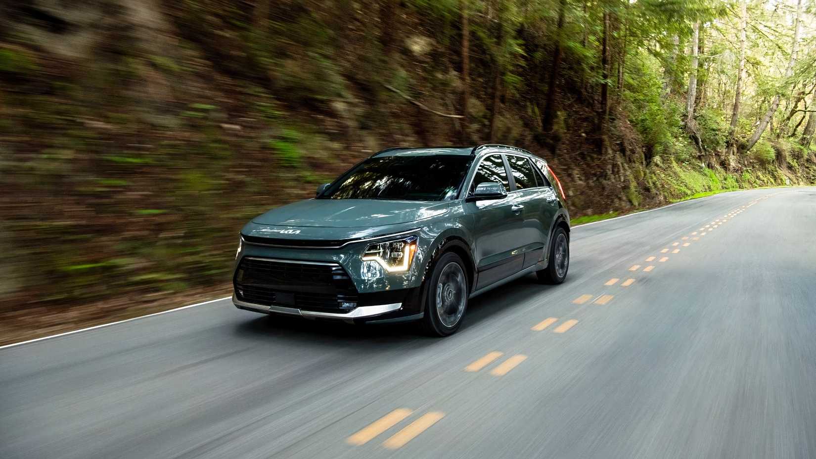 2026 Kia Niro Hybrid Front 3/4 Driving Shot