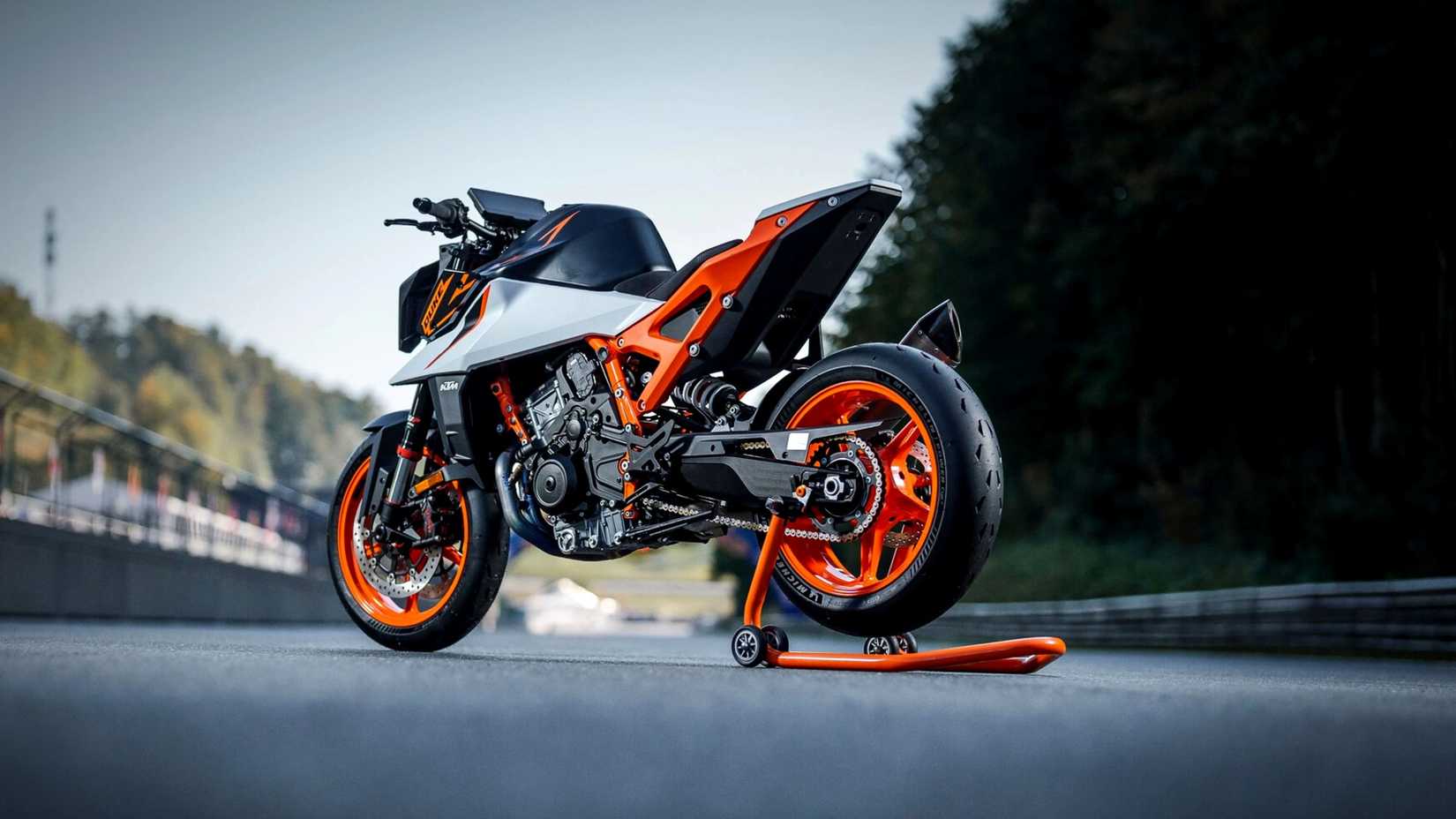 2026 KTM 990 Duke R vista traseira