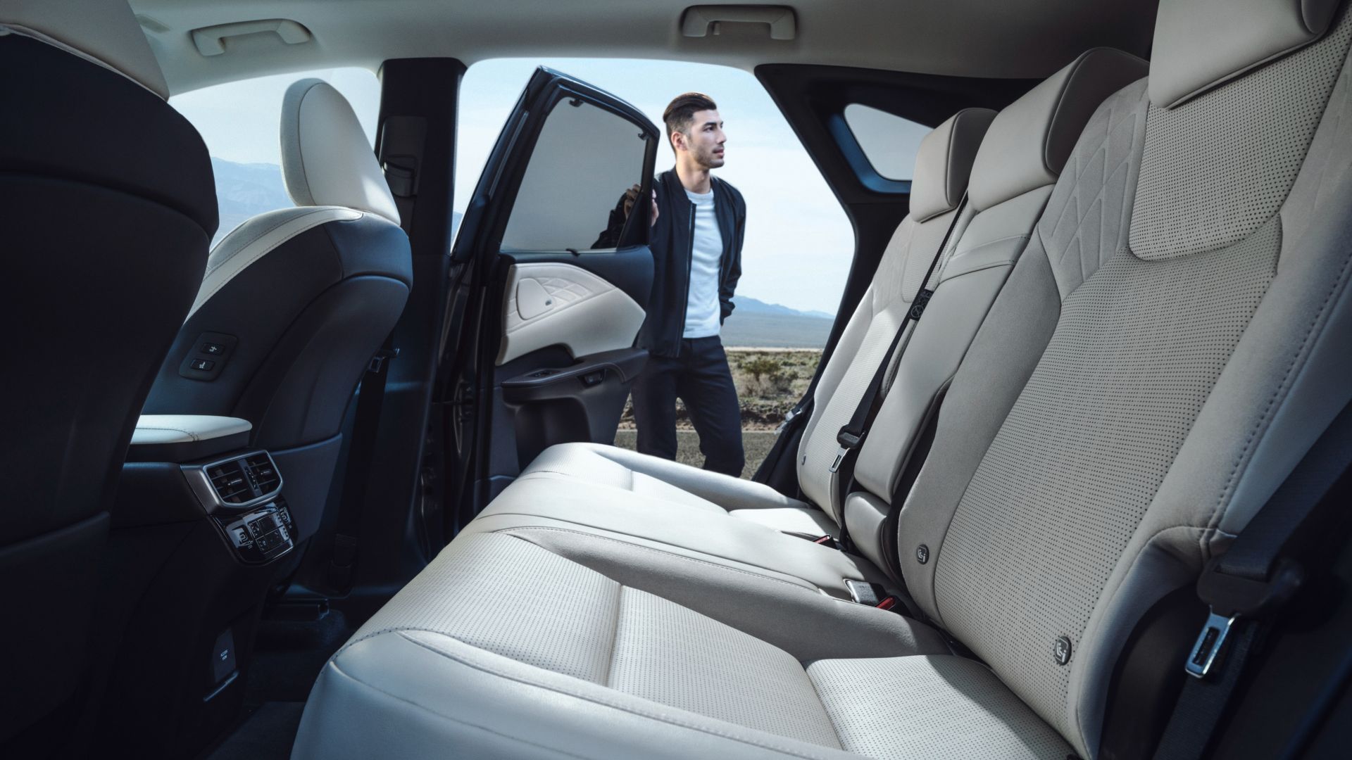 Foto do interior do Lexus RX 2026 mostrando o banco traseiro