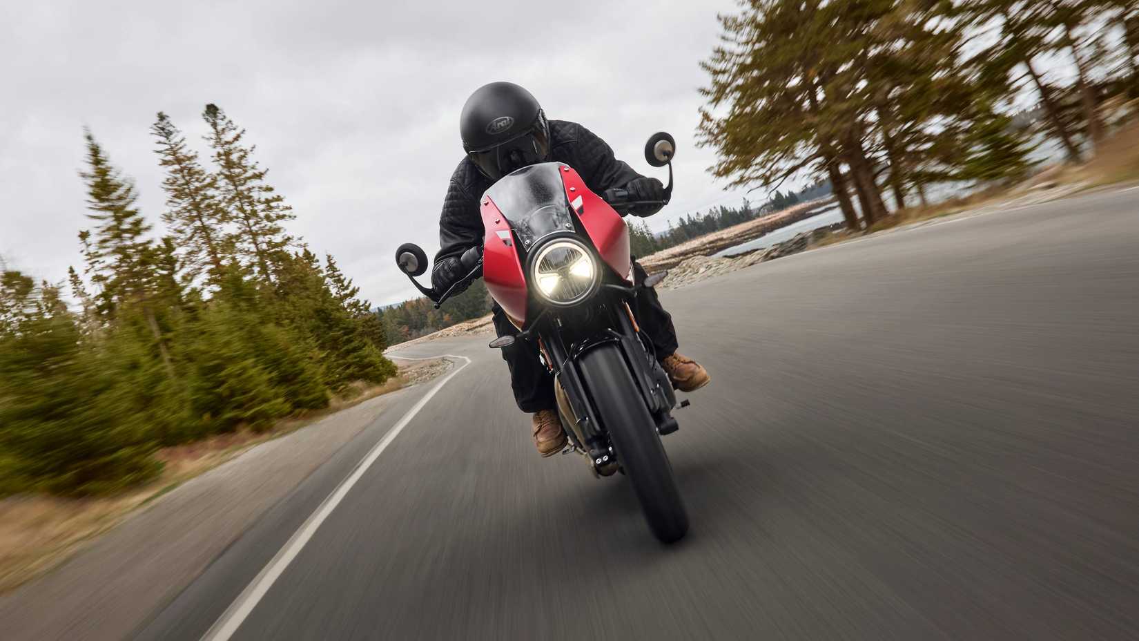 Vista frontal do 2026 Triumph Thruxton 400 nos cânions 