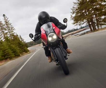 Vista frontal do 2026 Triumph Thruxton 400 nos cânions