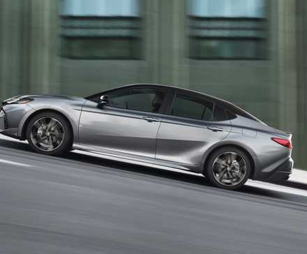 2026 Toyota Camry acelerando vista de perfil lateral