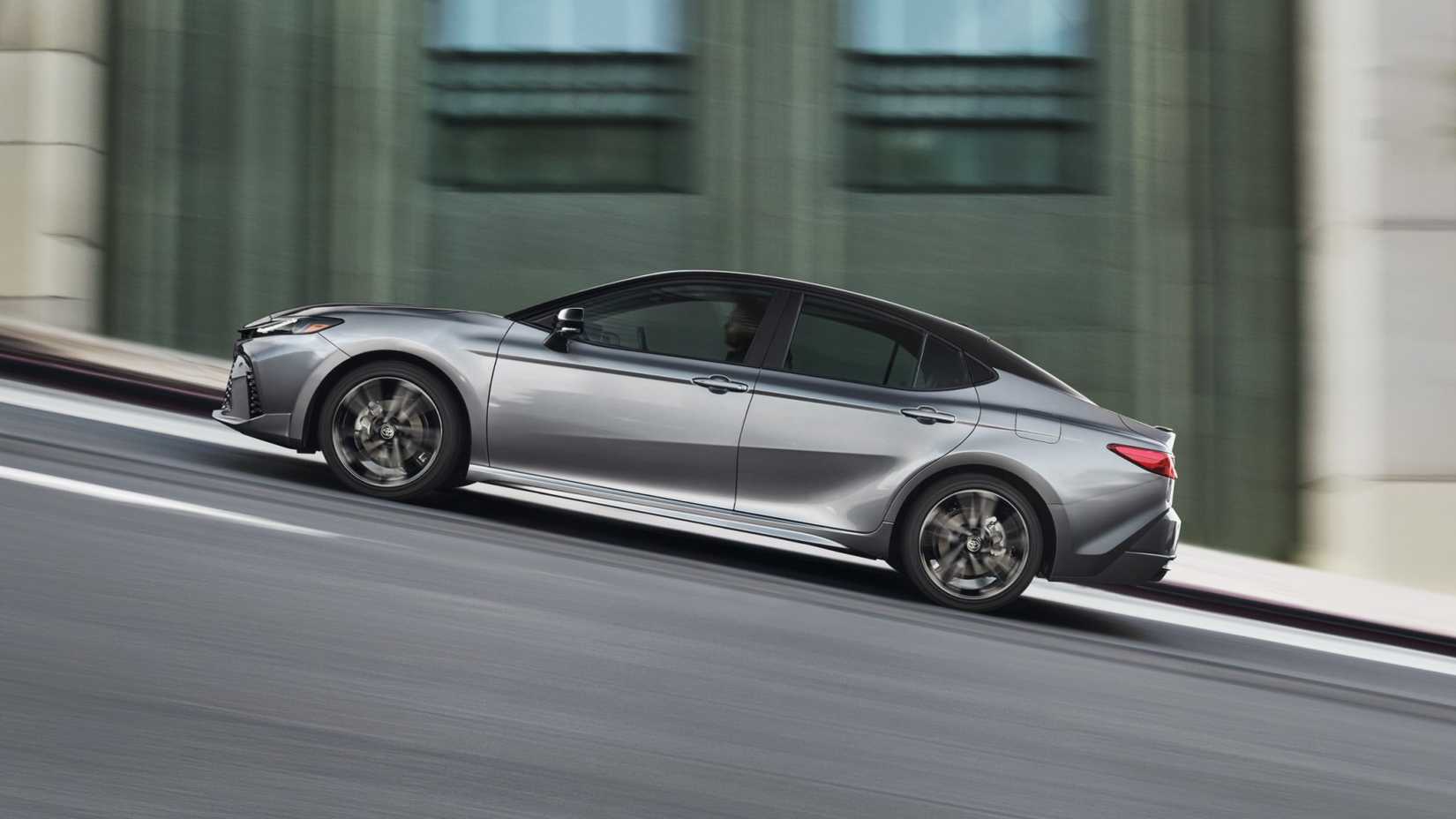 2026 Toyota Camry acelerando vista de perfil lateral