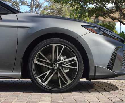 Vista aproximada do quarto dianteiro do Toyota Camry 2026