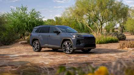 Vista frontal 3/4 de um Toyota RAV4 Hybrid Limited 2026