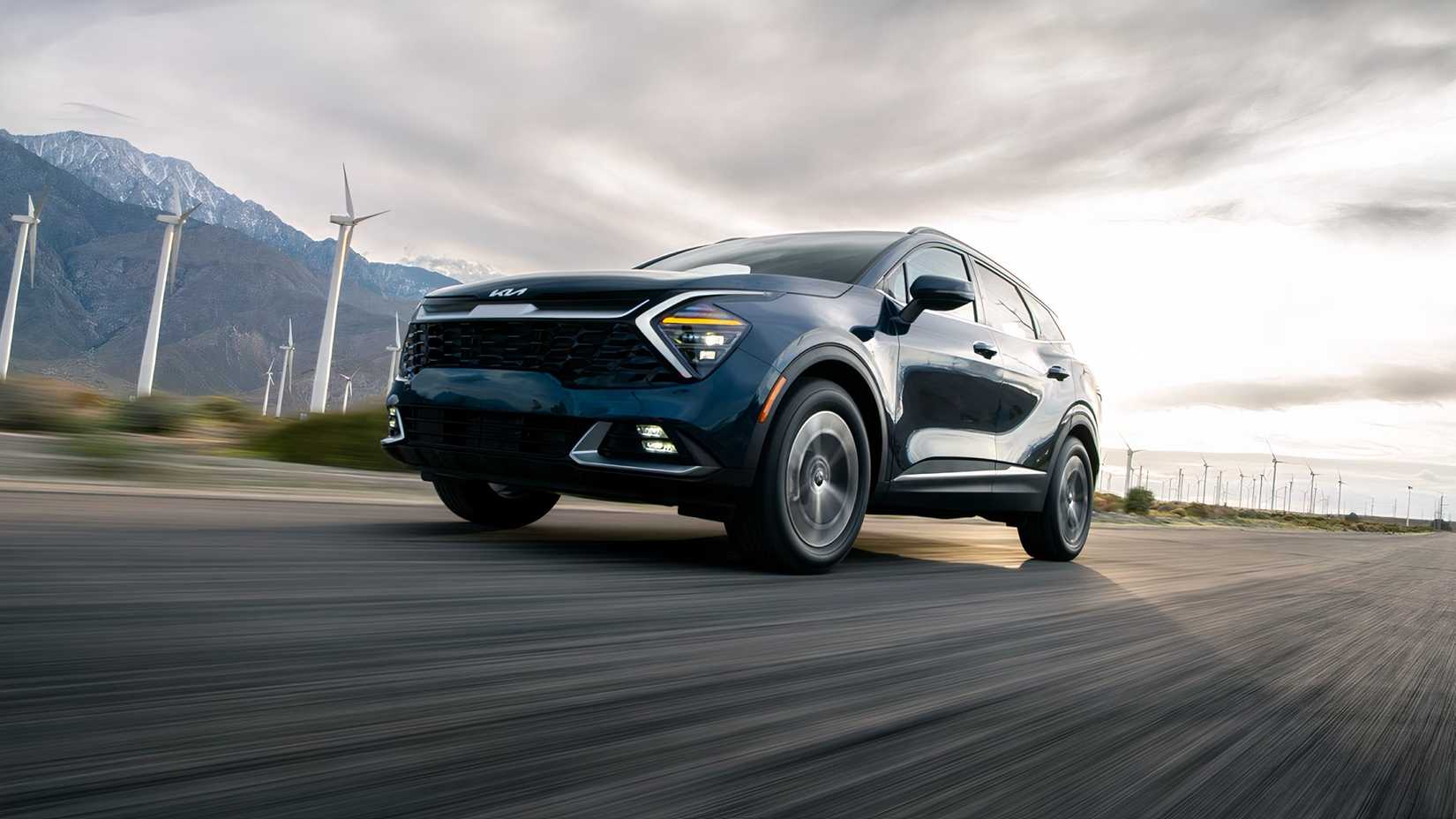 2025 Kia Sportage Hybrid em azul sendo dirigido