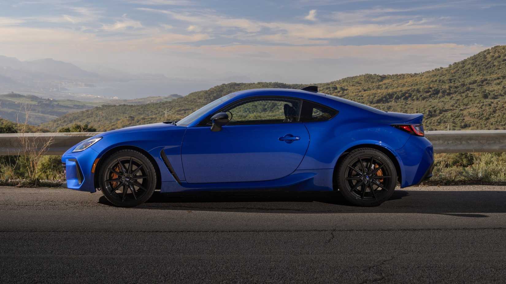 Vista lateral do perfil do Subaru BRZ tS 2026