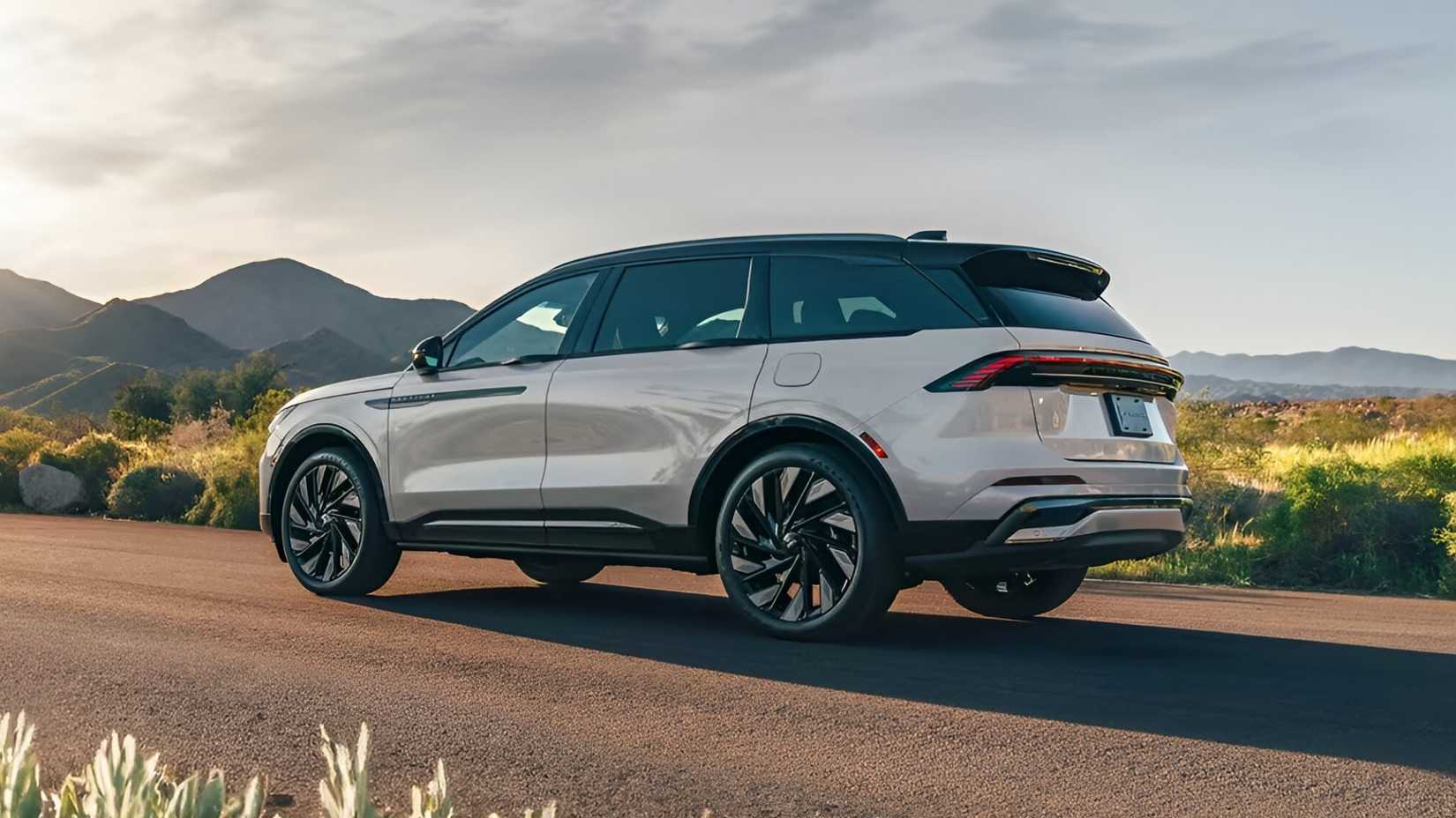 2026 Lincoln Nautilus in white rear third quarter view