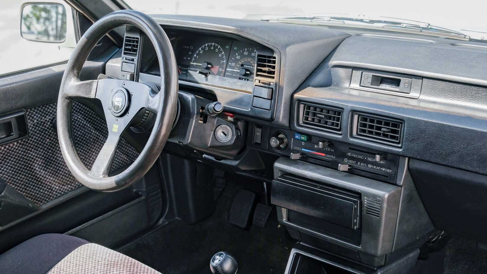 Painel interno do Toyota Corolla hatch FX16 GT-S 1987