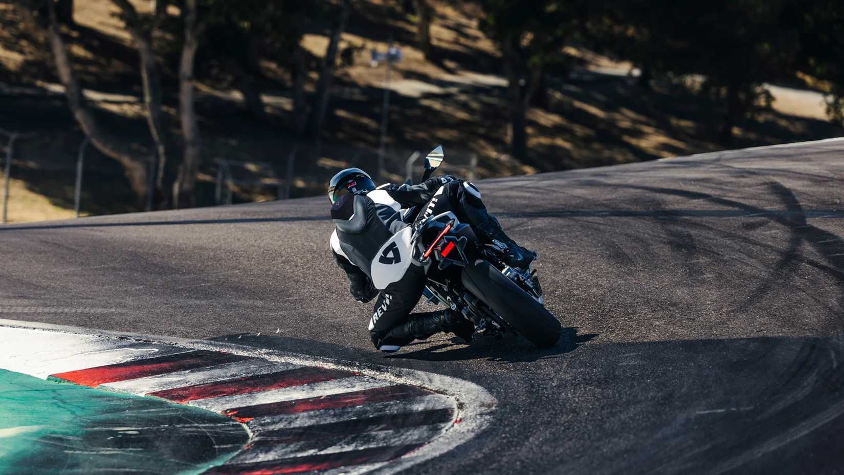 CFMoto 675SS  Knee Down Rear View