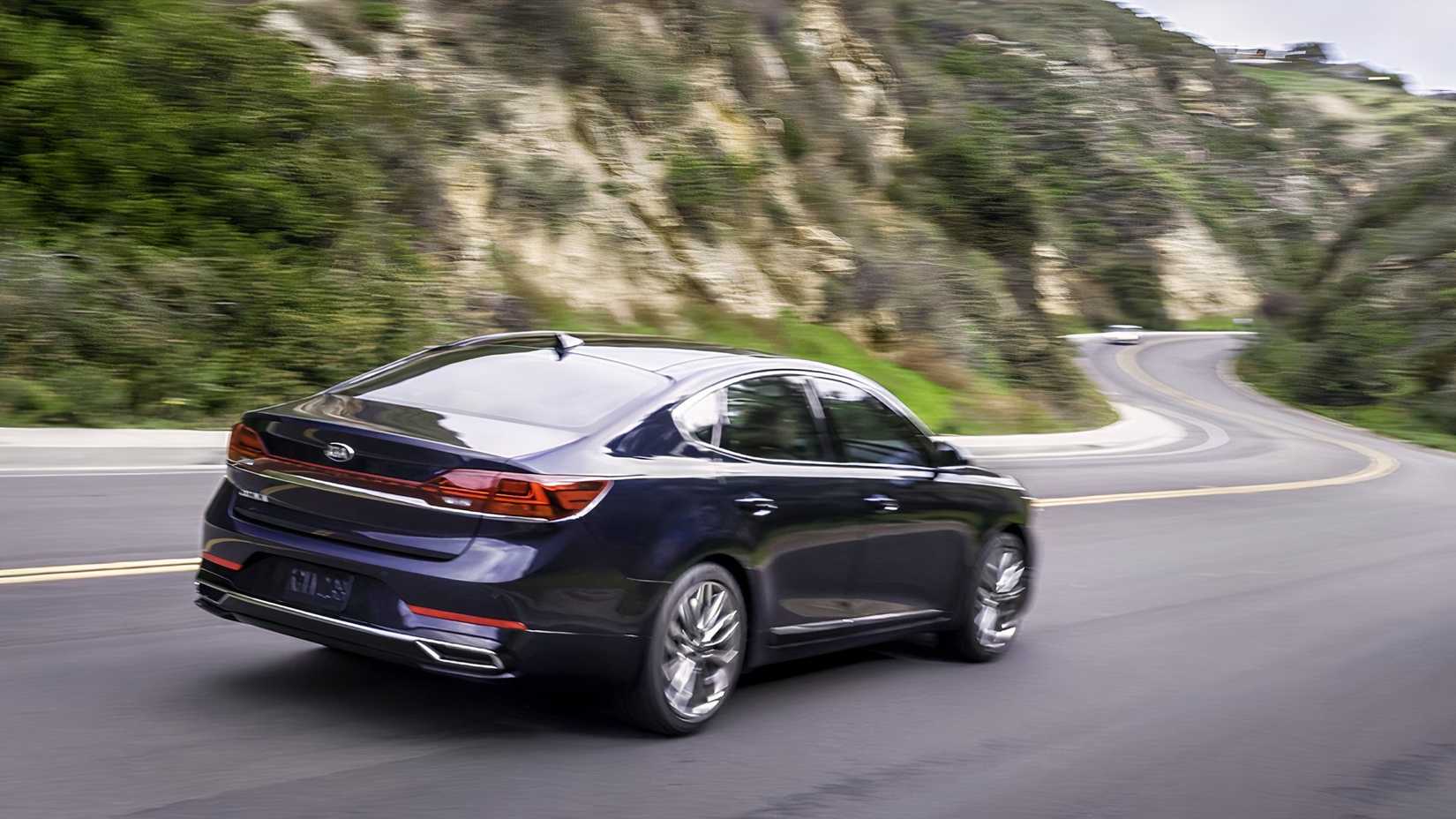 2020 Kia Cadenza, rear 3.4
