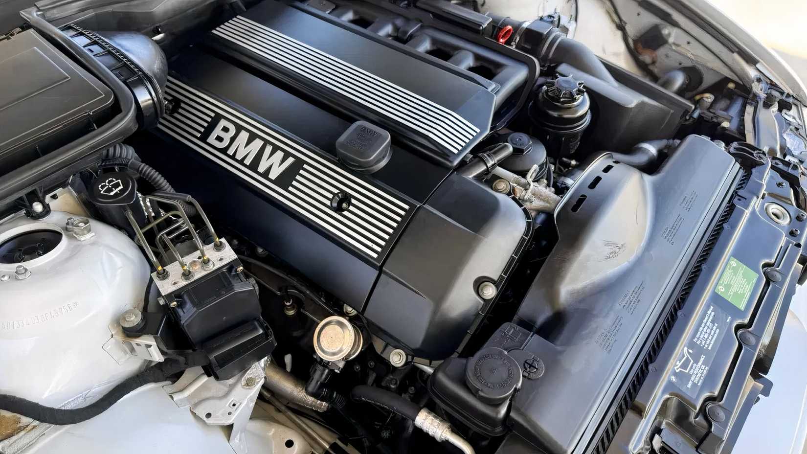 2003 BMW 525i engine bay