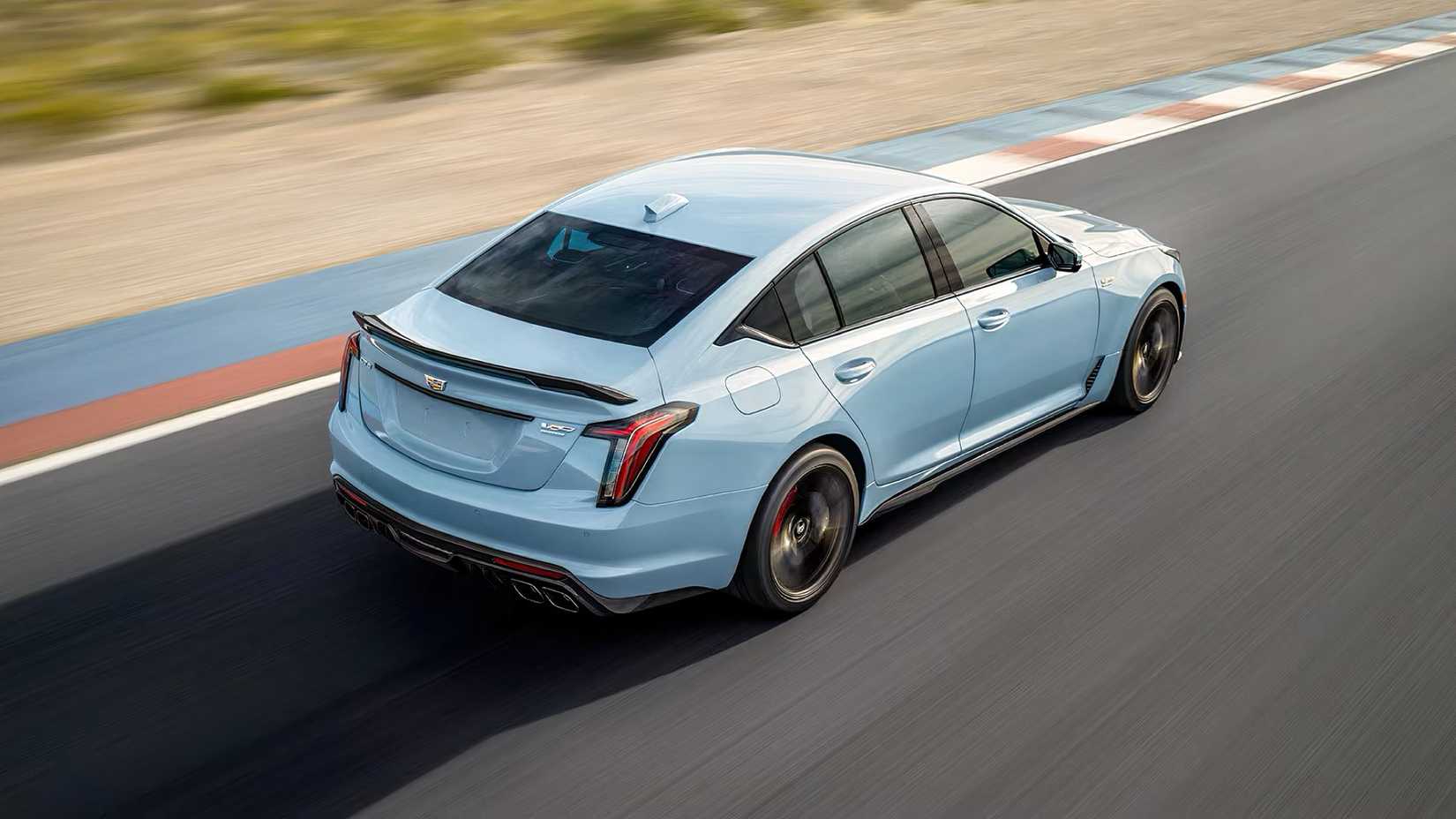 2026 Cadillac CT5-V Blackwing em azul sendo dirigido