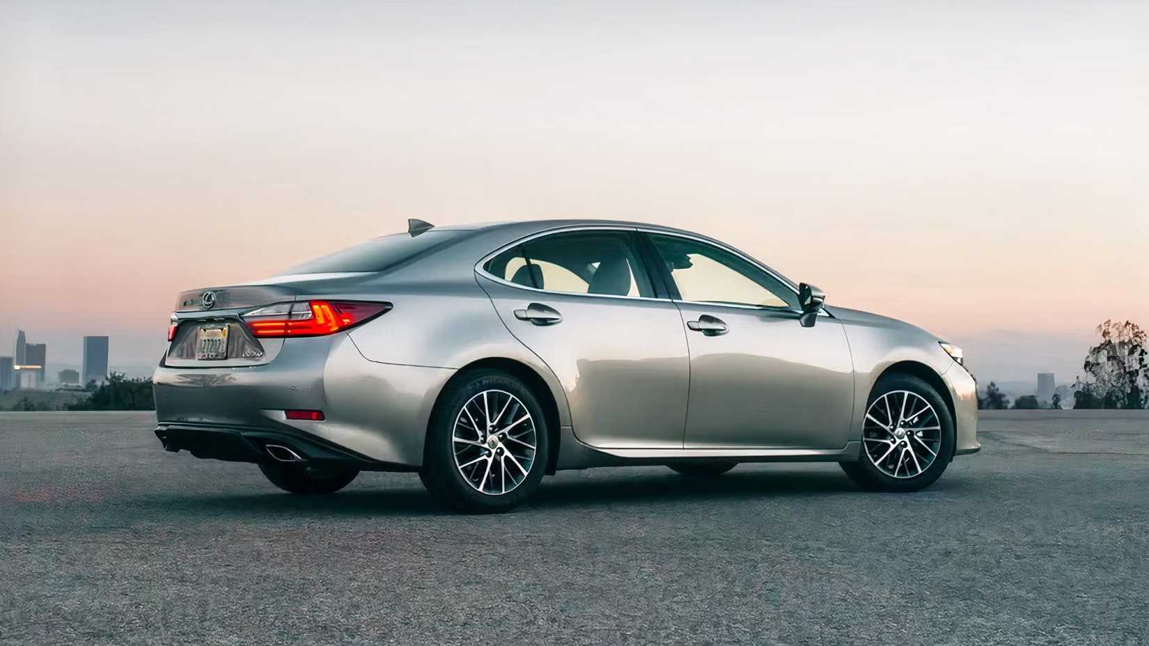 2017 Lexus ES 350 em prata estacionado