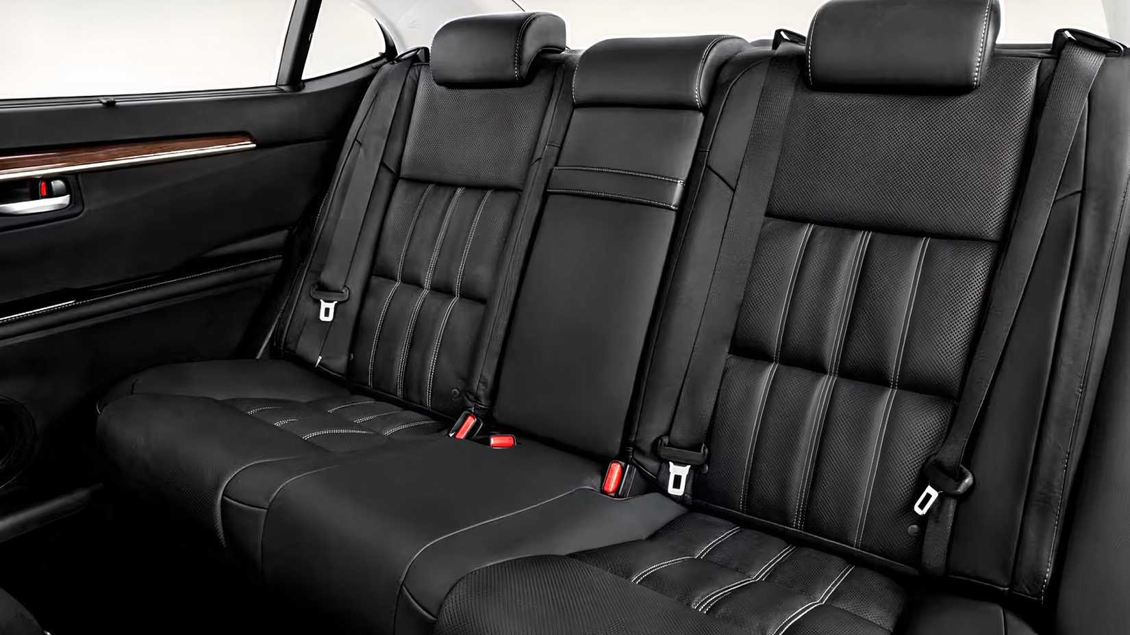 Interior do Lexus ES 350 2017 mostrando bancos traseiros