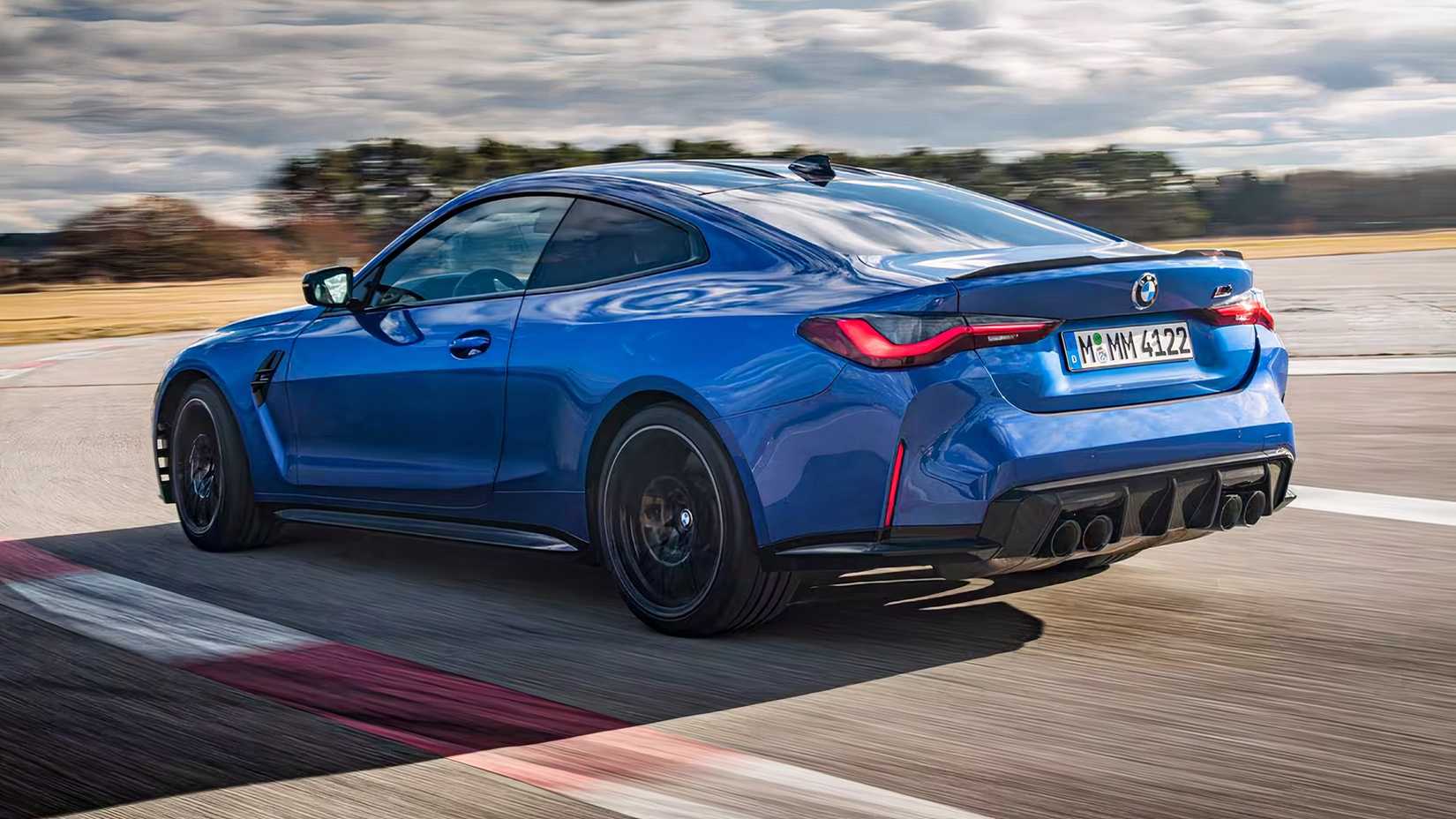 2024 BMW M4 Competition em azul sendo conduzido