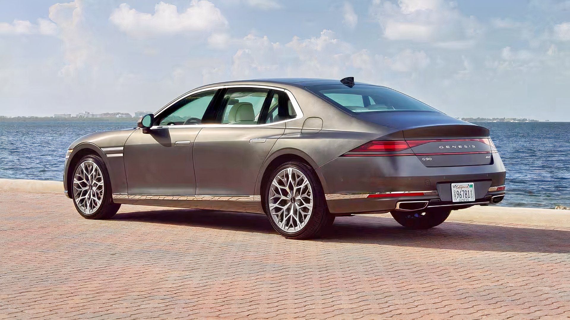 2026 Genesis G90 e-SC Prestige Preto traseiro 3/4 tiro estacionado