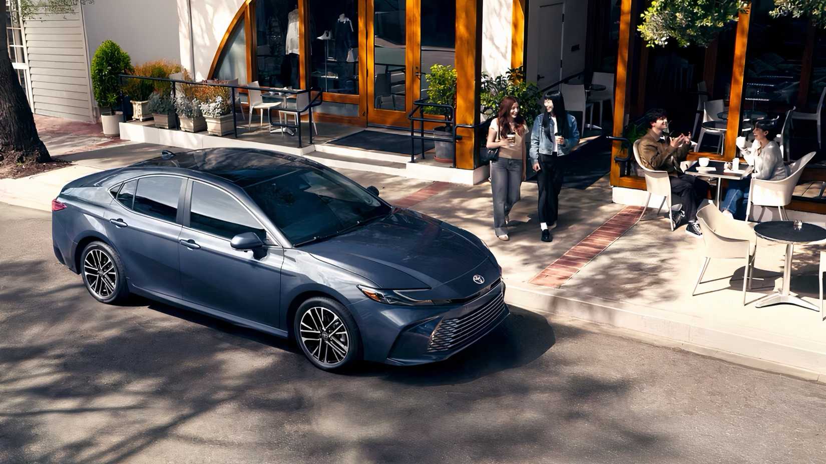 Foto 3/4 em ângulo alto do Toyota Camry estacionado