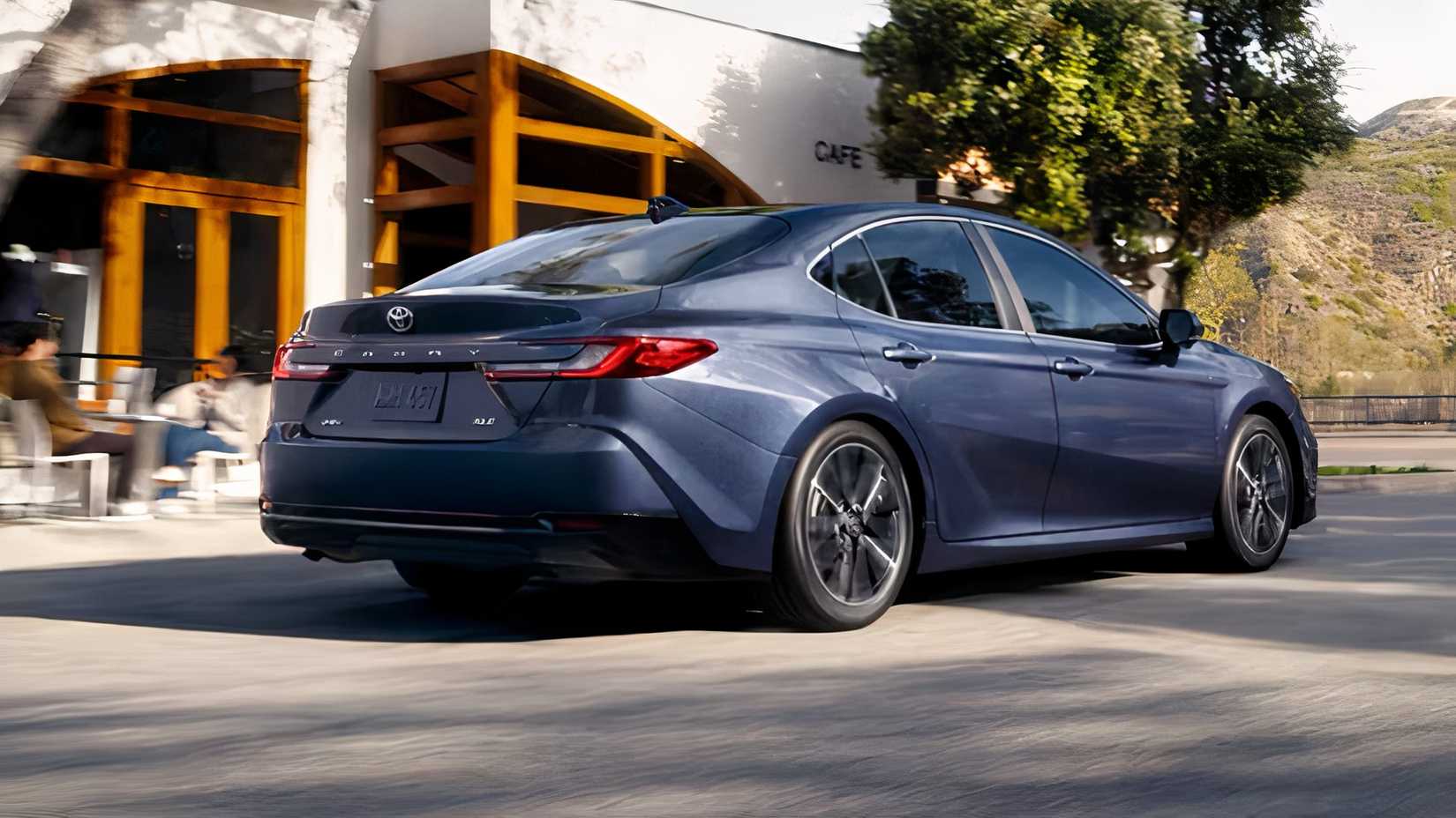 2026 Toyota Camry sendo dirigido