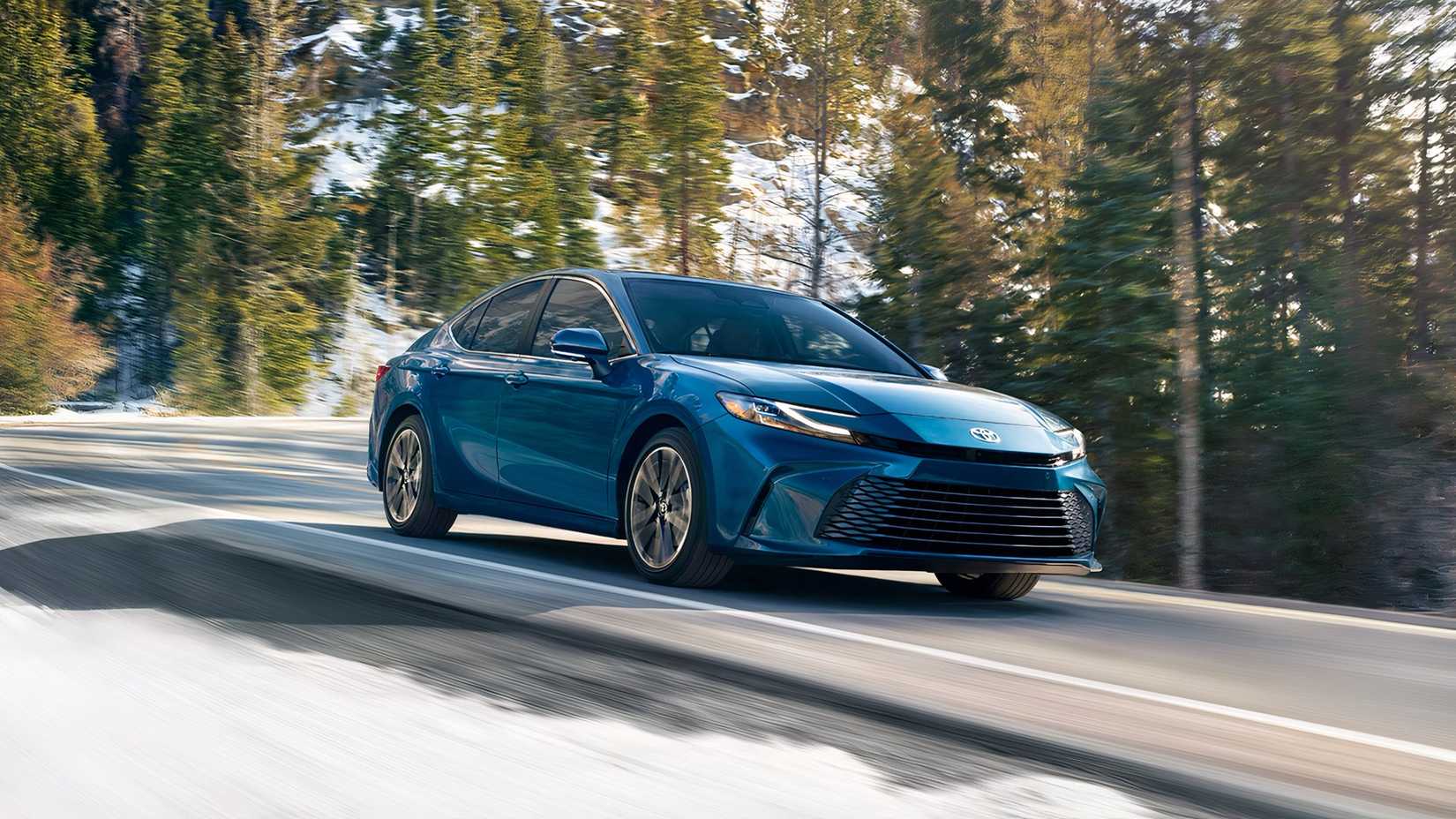 2026 Toyota Camry em azul sendo dirigido
