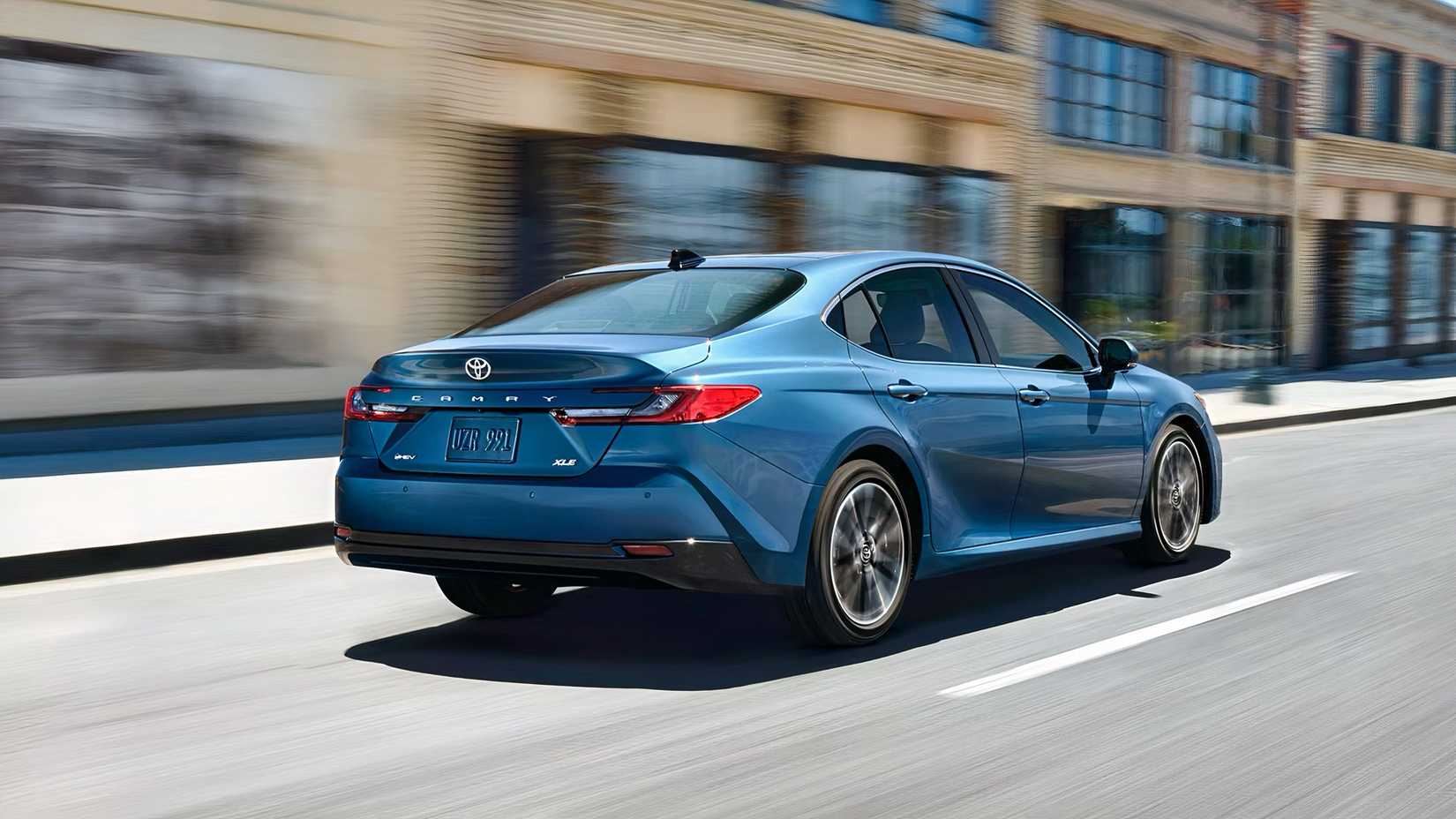 Foto traseira de um Toyota Camry 2026 em azul sendo dirigido