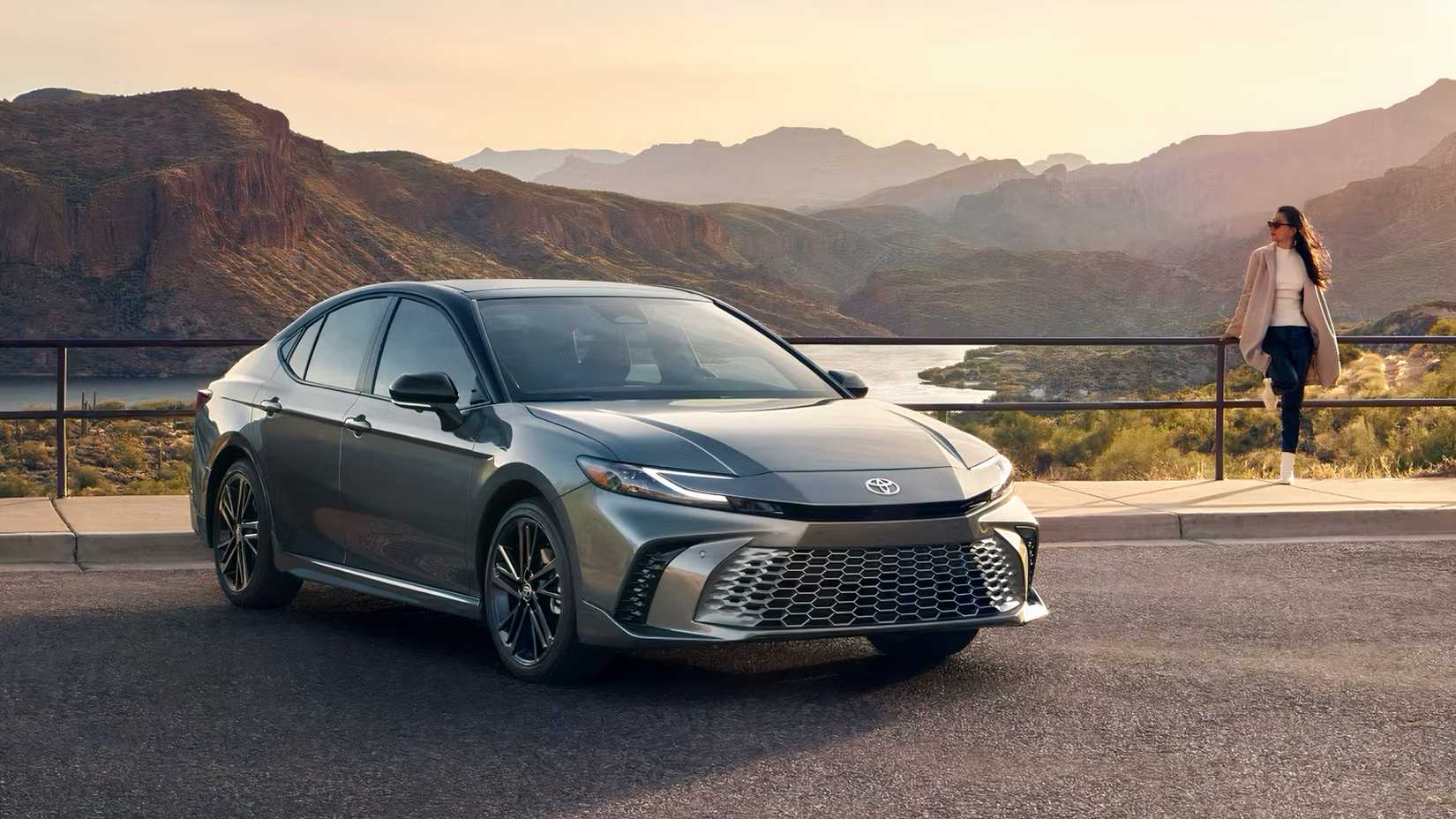 2026 Toyota Camry em prata estacionado