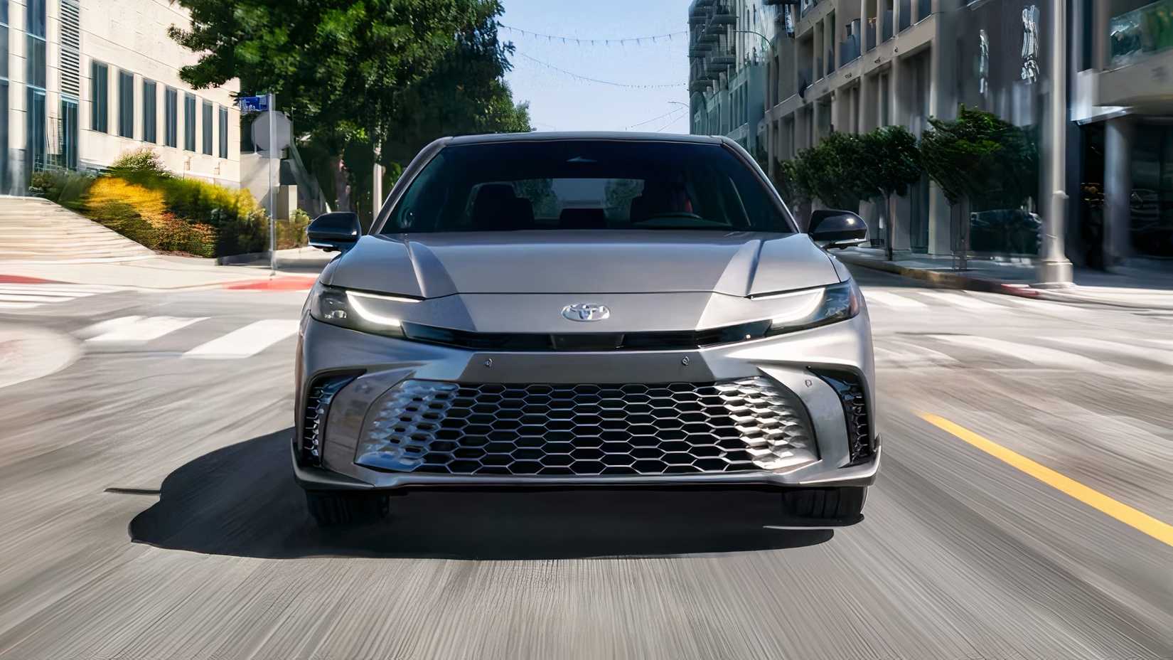 2026 Toyota Camry em prata sendo dirigido