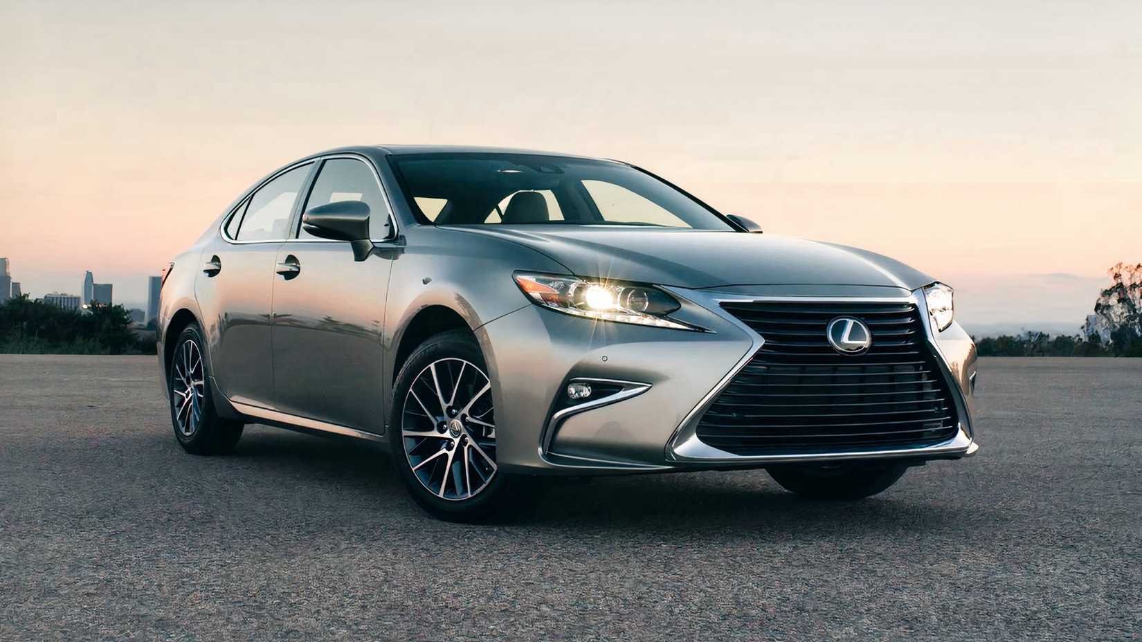 2017 Lexus ES 350 in silver parked