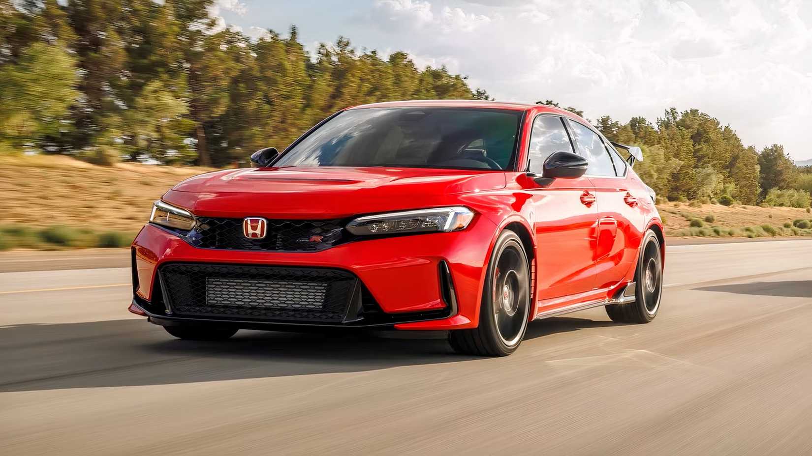 2026 Honda Civic Type R em vermelho sendo conduzido na estrada