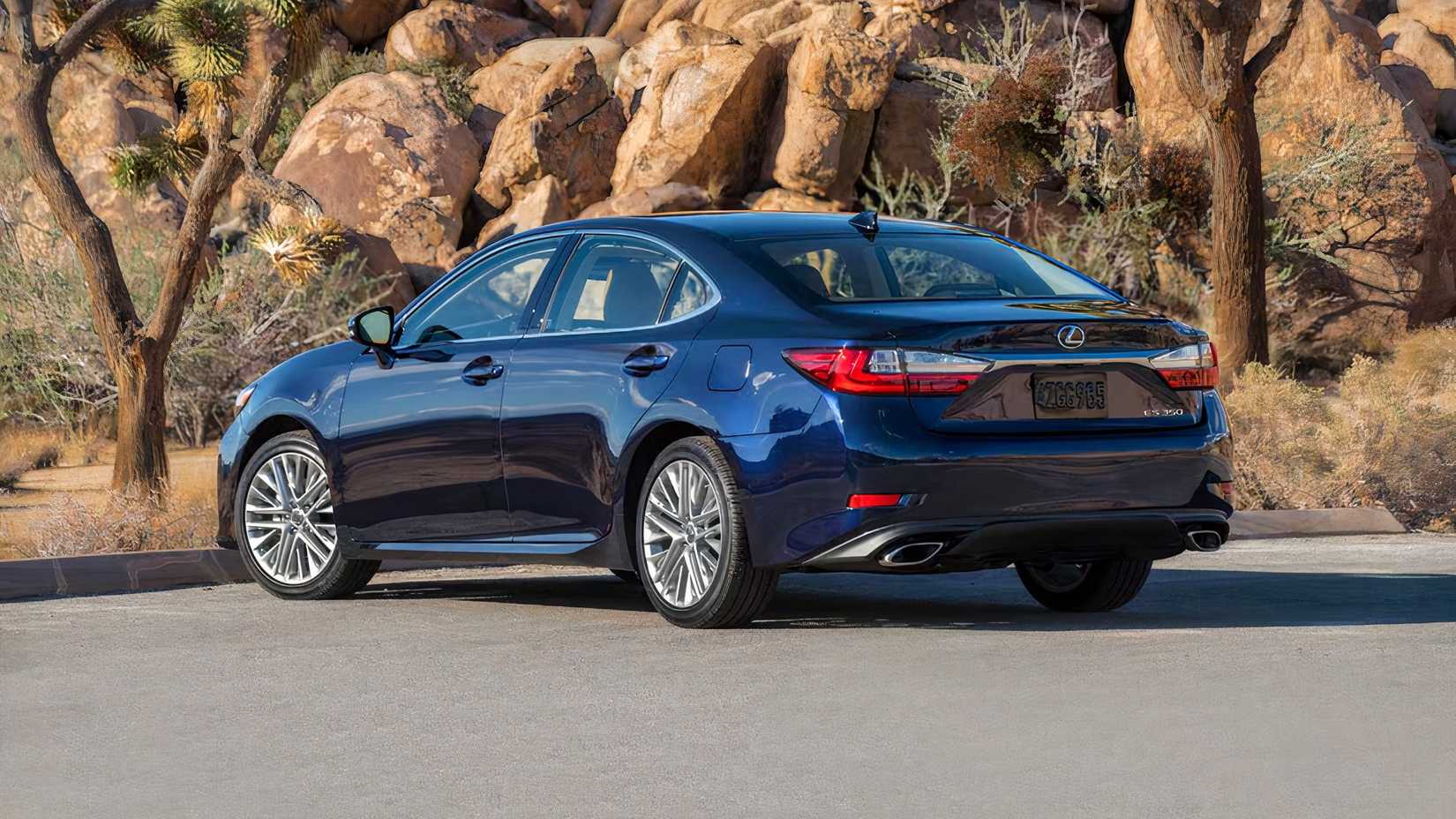 2017 Lexus ES 350 em azul estacionado