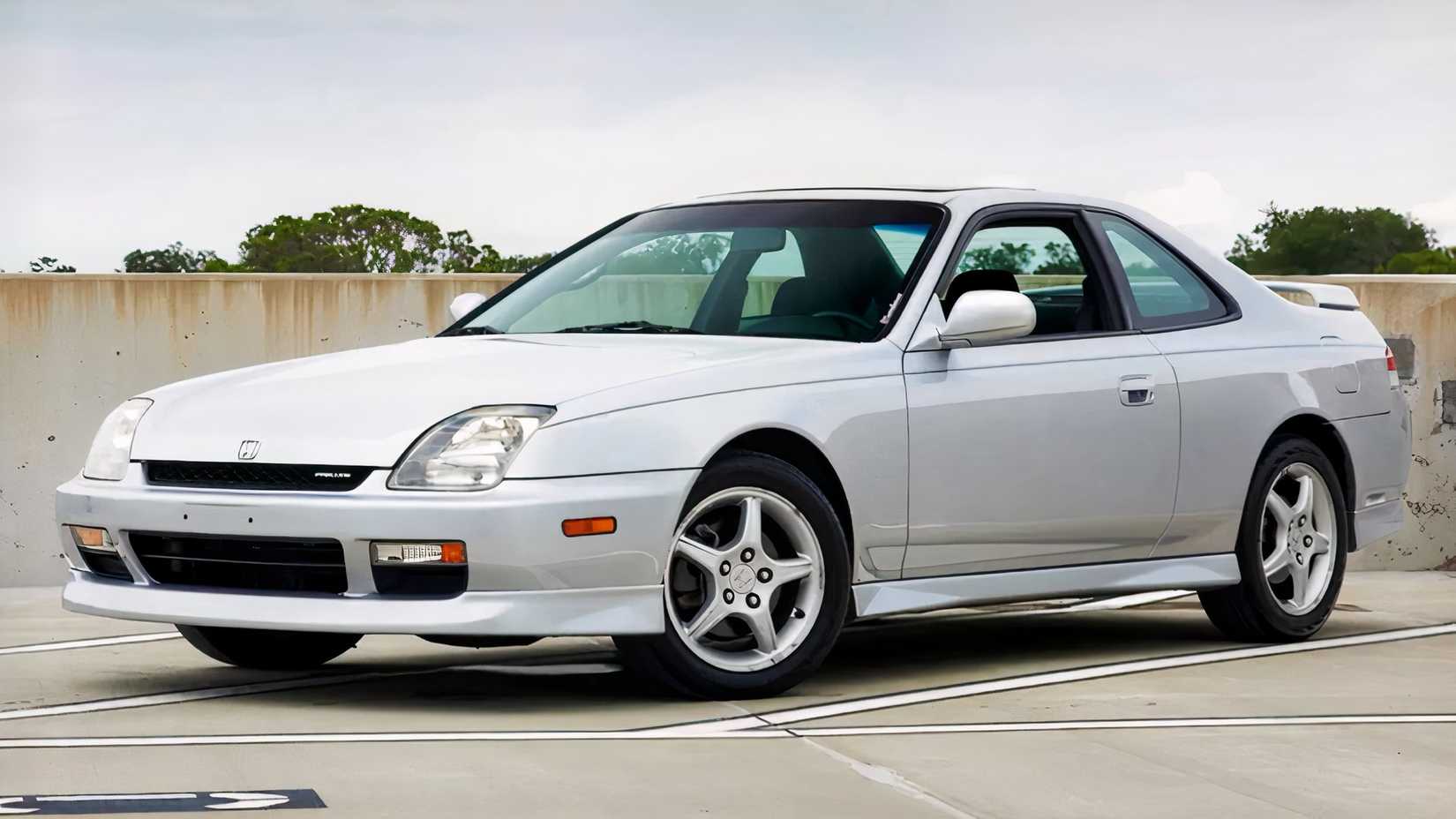 2001 Honda Prelude Type SH em branco estacionado