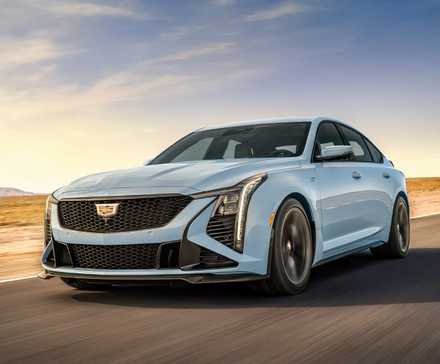2026 Cadillac CT5-V Blackwing em azul sendo dirigido