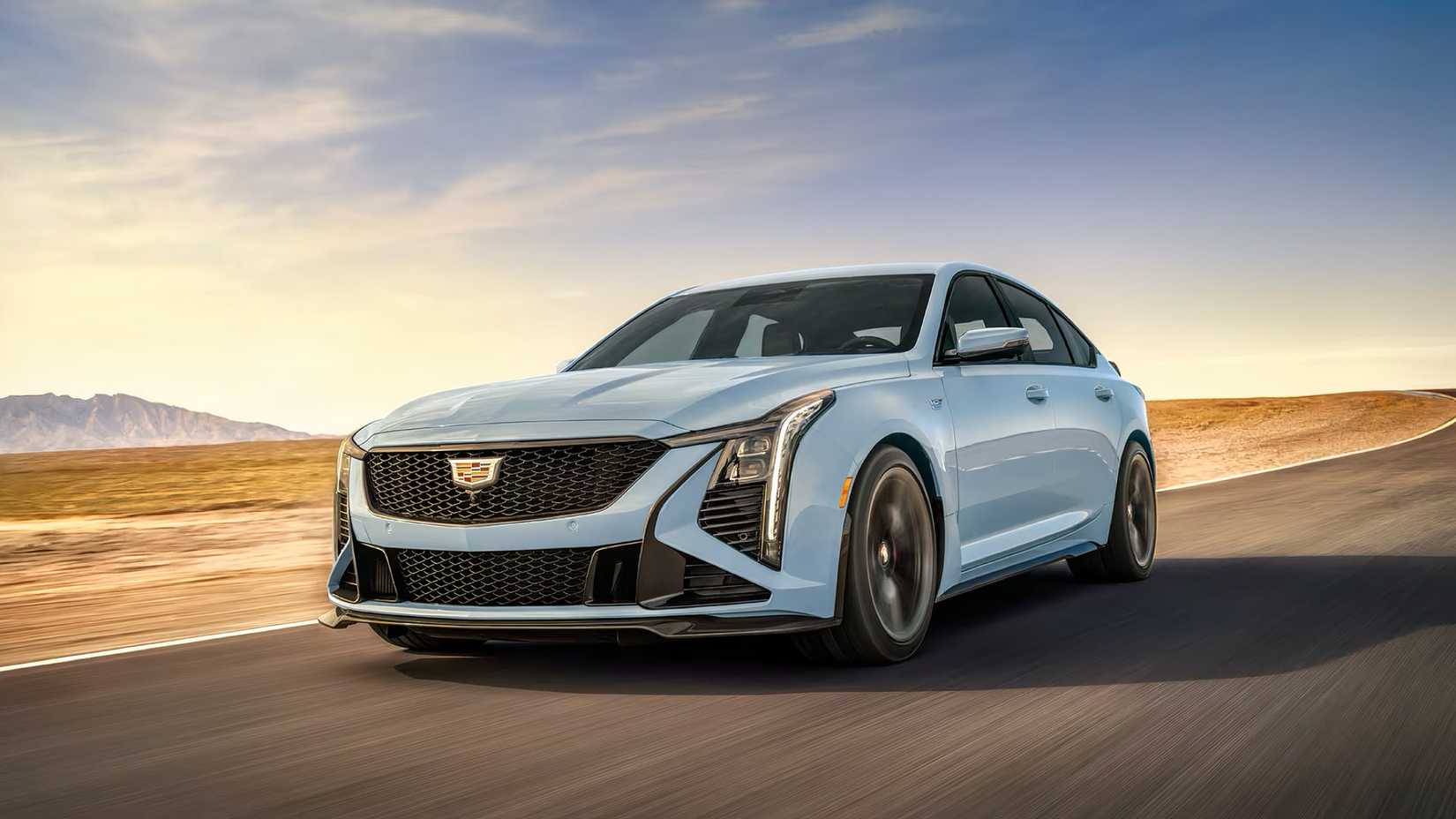2026 Cadillac CT5-V Blackwing em azul sendo dirigido
