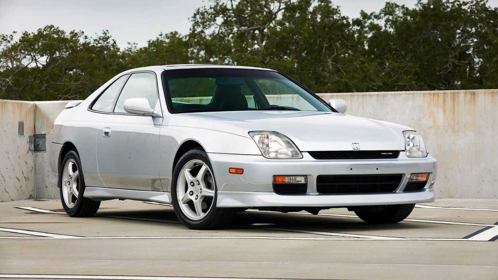 Honda Prelude SH 2001 em prata estacionado