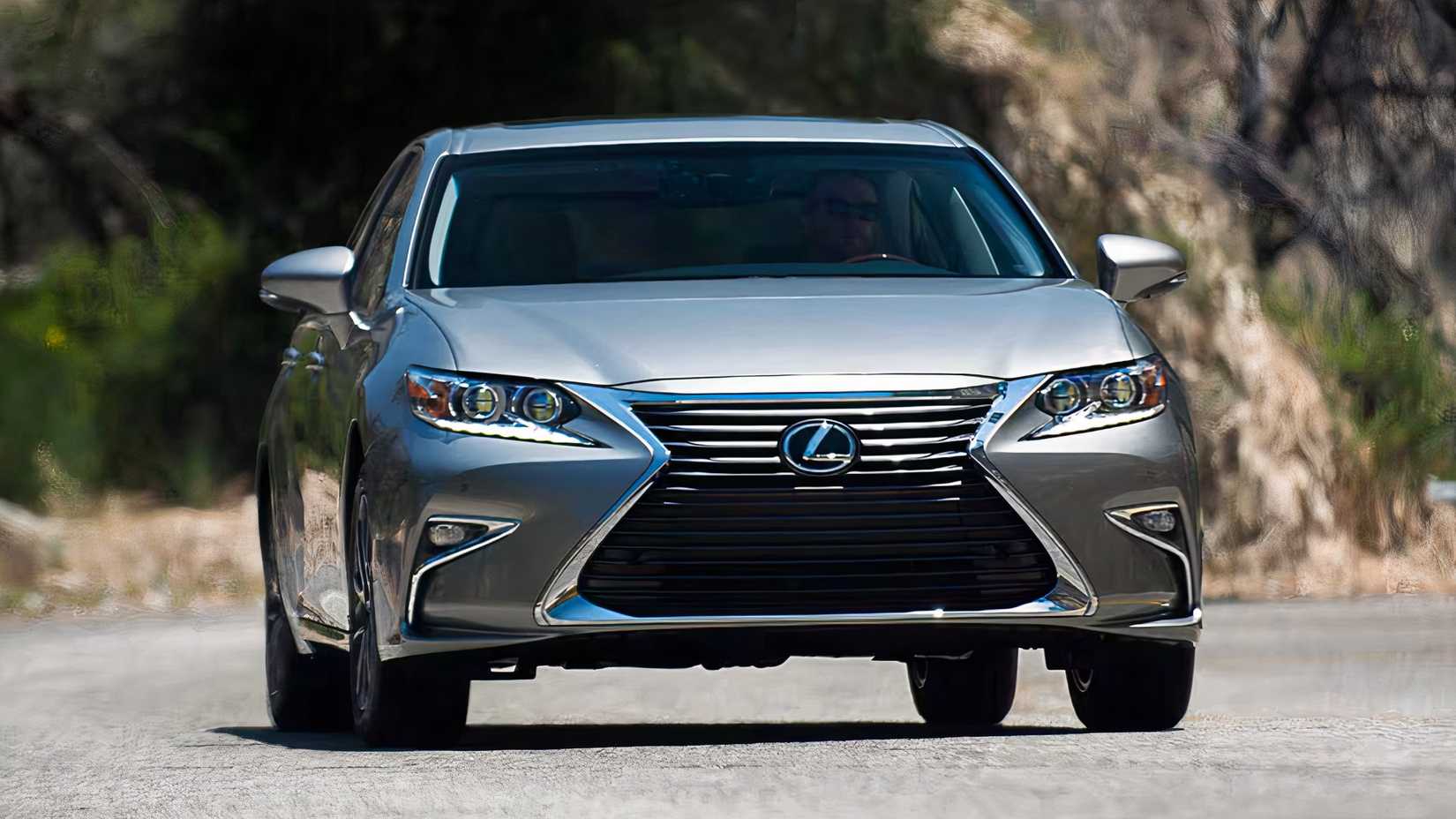 2017 Lexus ES 350 em prata sendo dirigido