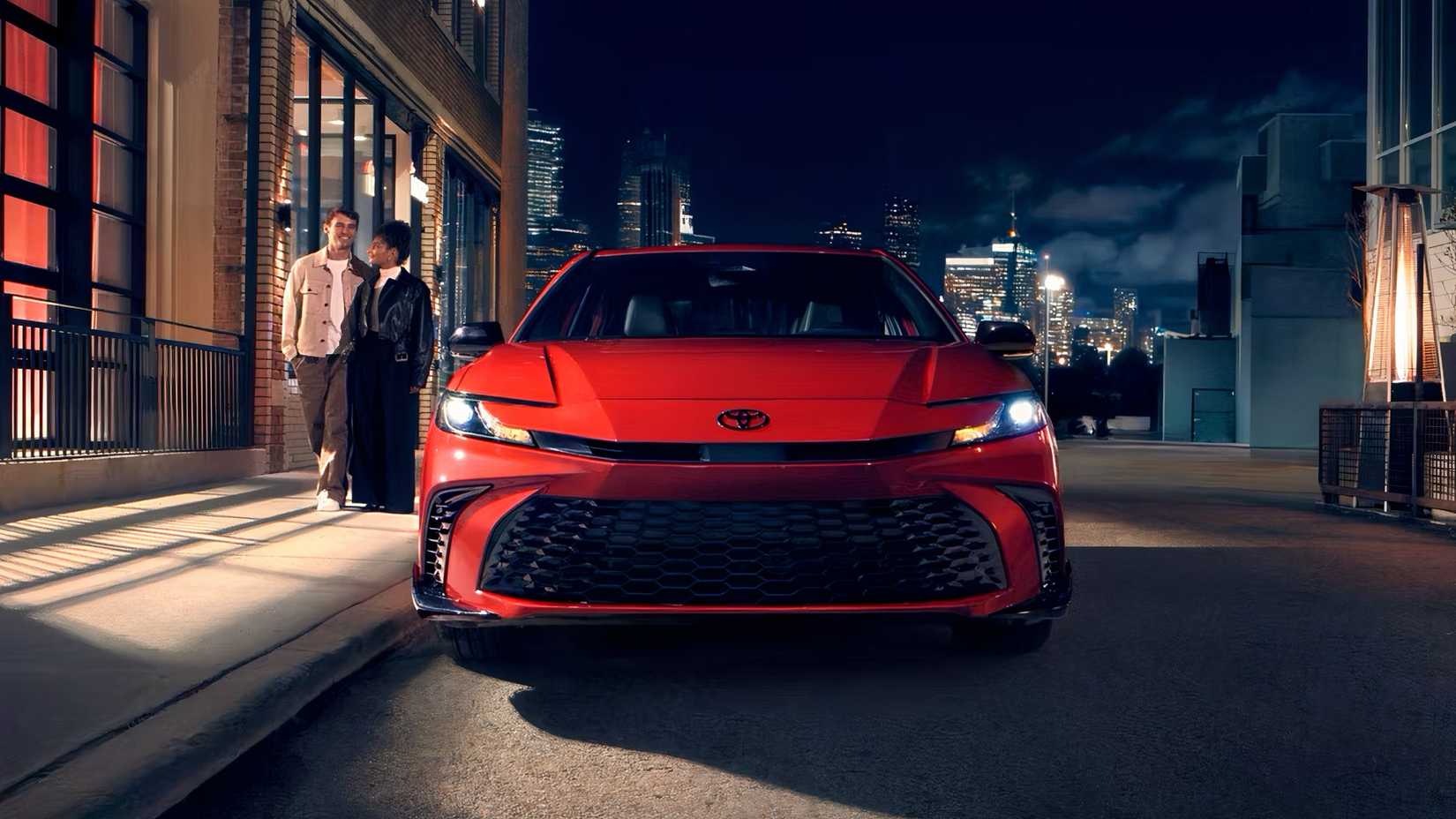 2026 Toyota Camry em vermelho estacionado