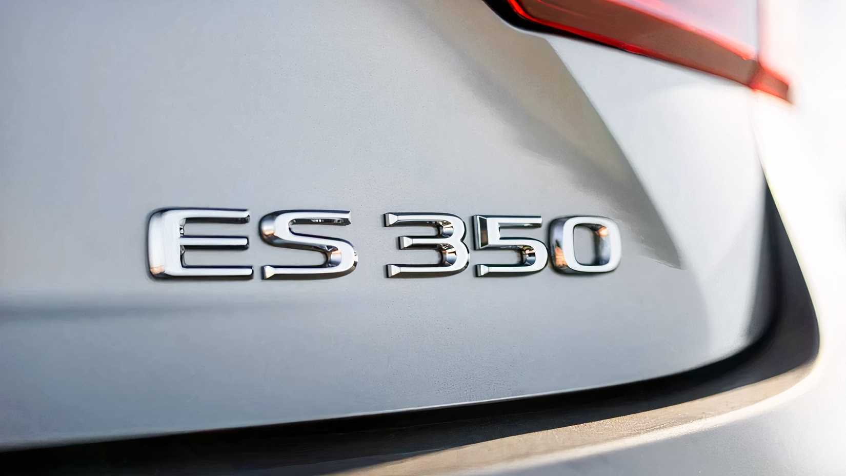 2017 Lexus ES 350 rear badge