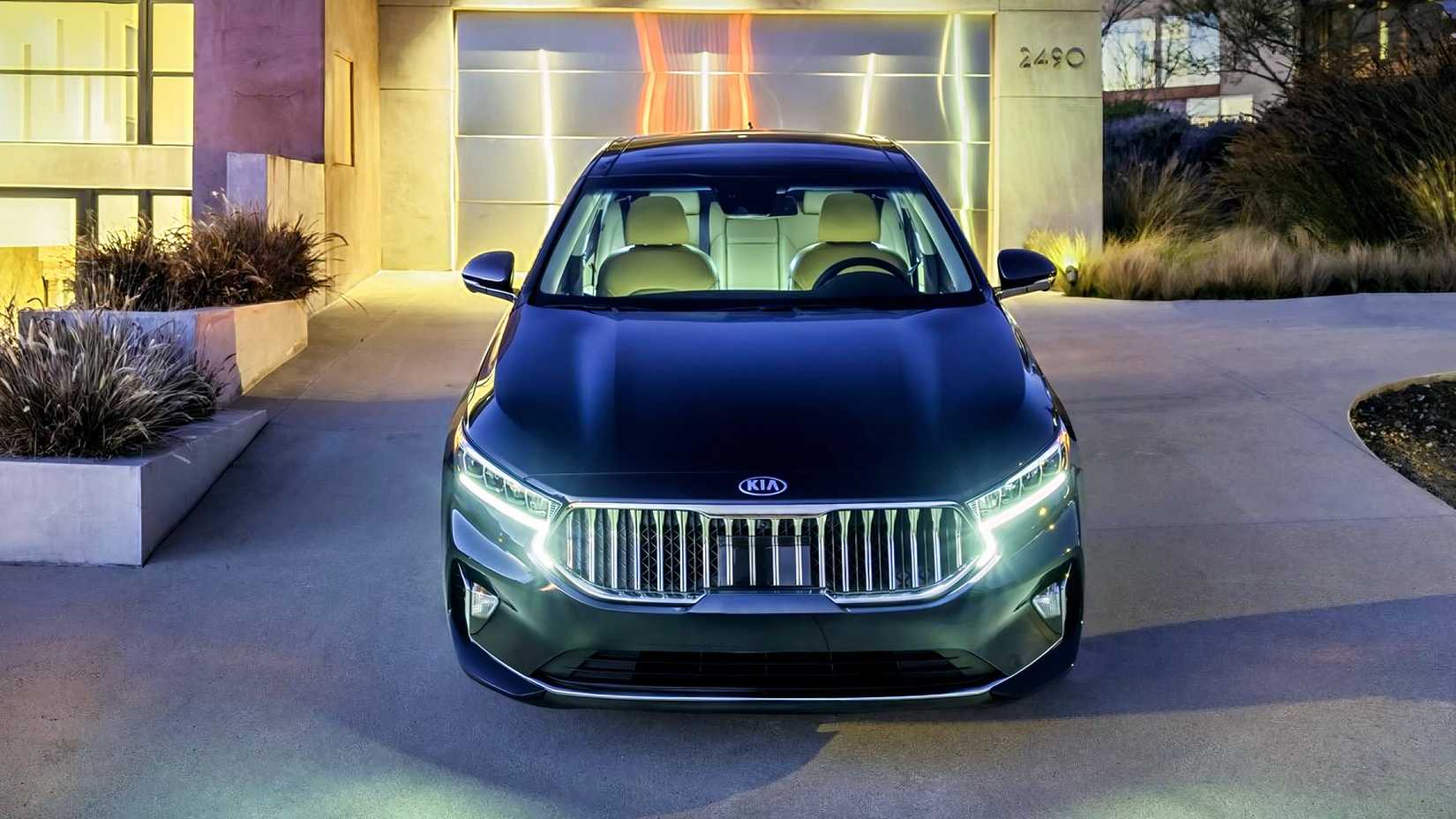 2020 Kia Cadenza, front profile