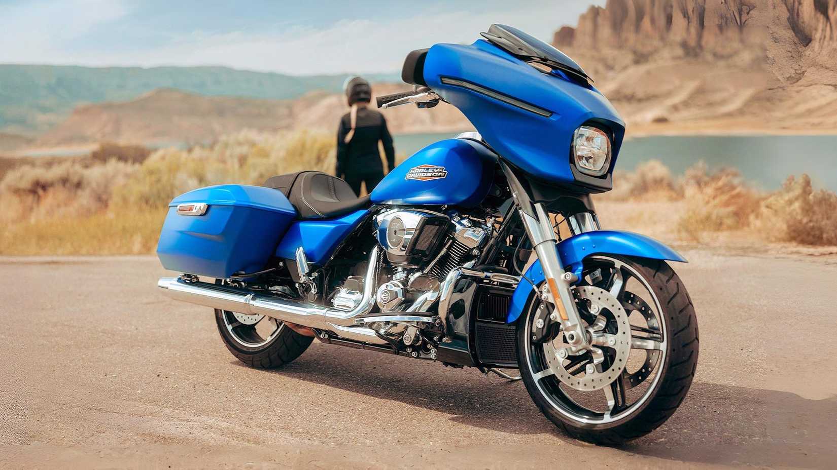 Piloto ao lado de uma Harley-Davidson Street Glide 2026