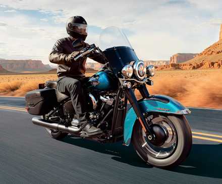 Piloto em uma Harley-Davidson Heritage Classic 2026