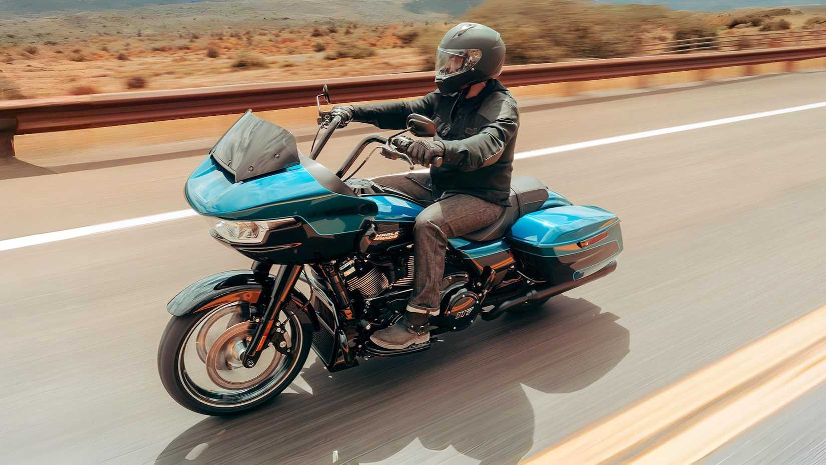 Piloto em uma Harley-Davidson Road Glide 2026