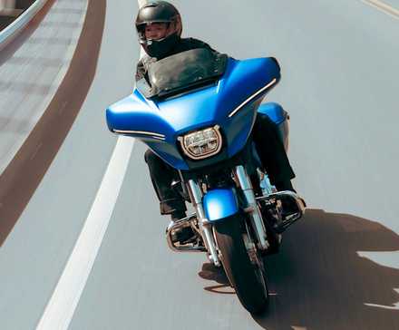 Piloto em uma Harley-Davidson Street Glide 2026