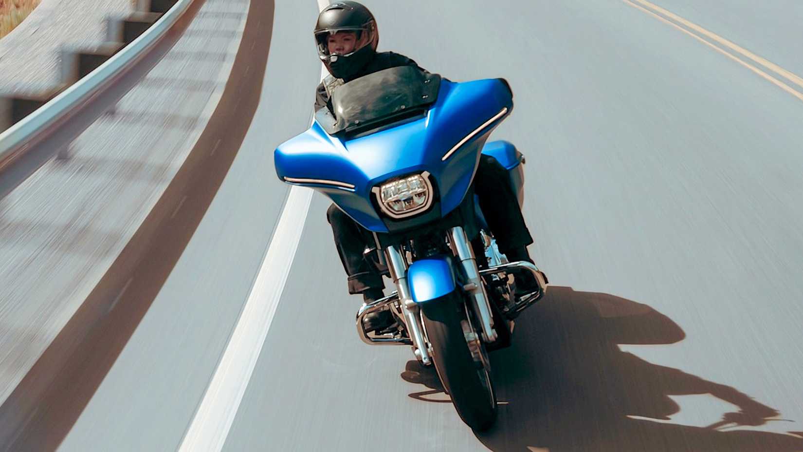 Piloto em uma Harley-Davidson Street Glide 2026