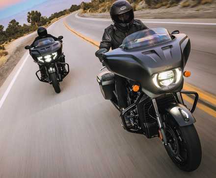 Pilotos em 2025 Indian ChieftainPP e ChallengerPP navegando na rodovia