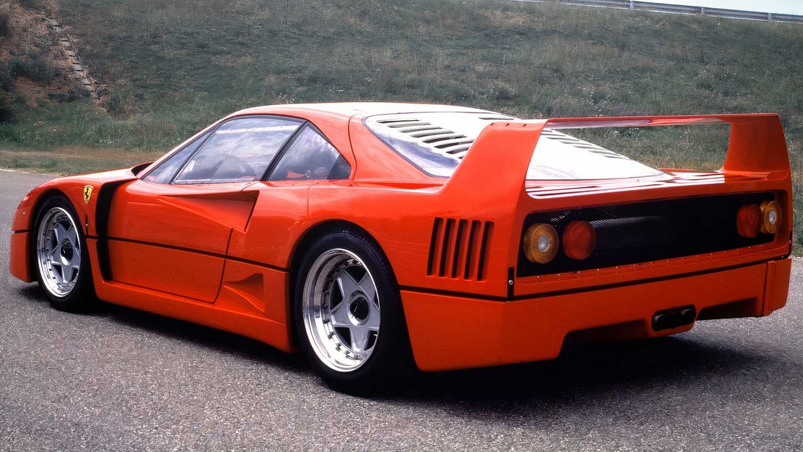 1987 Ferrari F40, rear 3/4